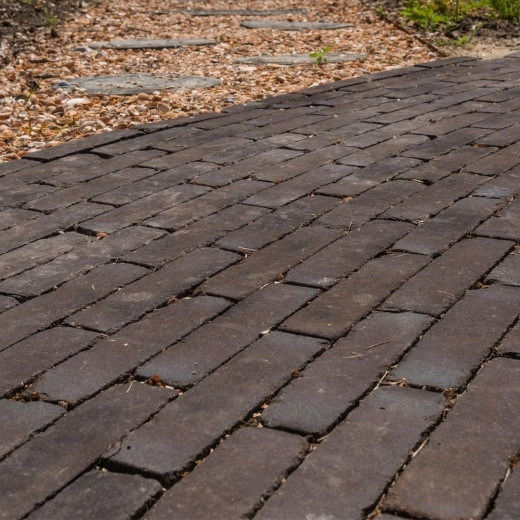Iseo Antica Pflasterklinker verlegt als Gehweg kombiniert mit Kiesweg