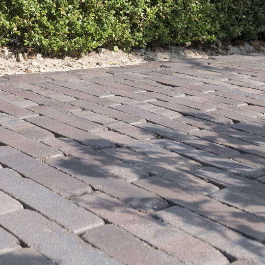 Lugano Antica Pflasterklinker aus Ton, gerumpelt, verlegt als Gartenweg