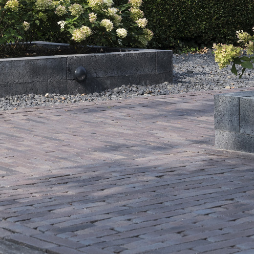 Lugano Antica Pflasterklinker verlegt als Gartenweg