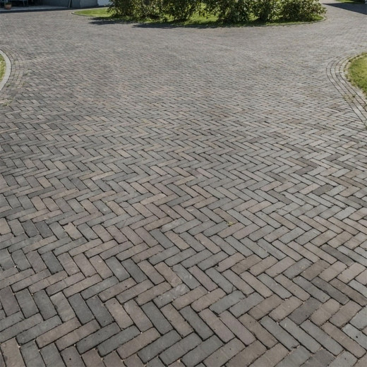 Modena Antica Pflasterklinker aus Ton, gerumpelt, verlegt im Fischgrätverband