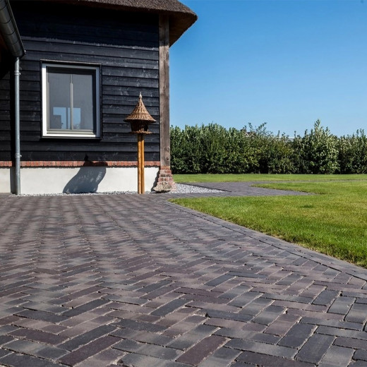 Modena Antica Pflasterklinker, auf Terrasse, verlegt im Fischgrätmuster