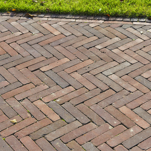 Novara Antica Pflasterklinker aus Ton, gerumpelt, verlegt im Fischgrätverband