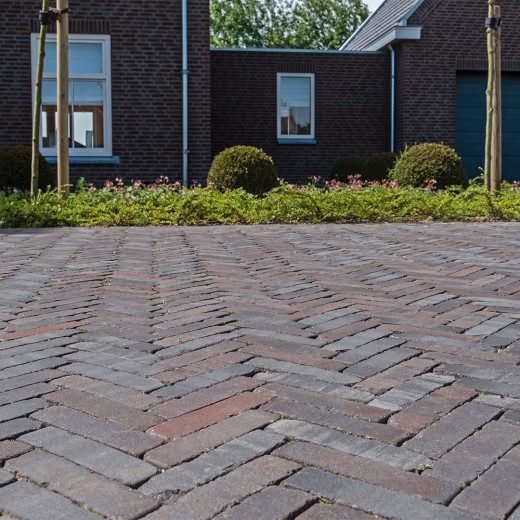 Ancona Antica Pflasterklinker verlegt als Straßenbelag im Fischgrätverband