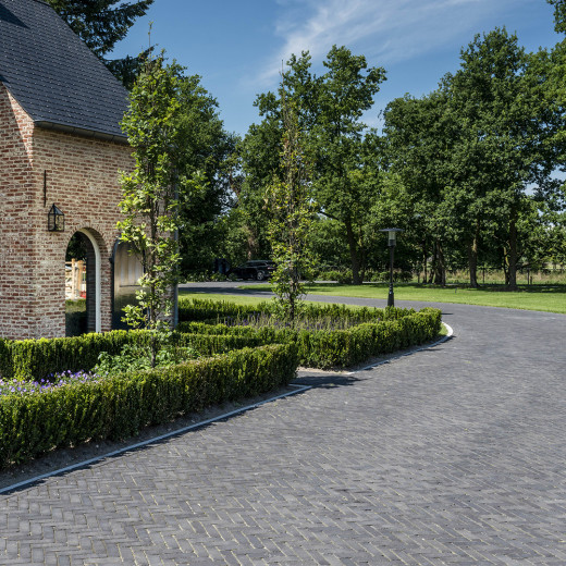 Carbona Antica Pflasterklinker an einem Landhaus verlegt in der Einfahrt