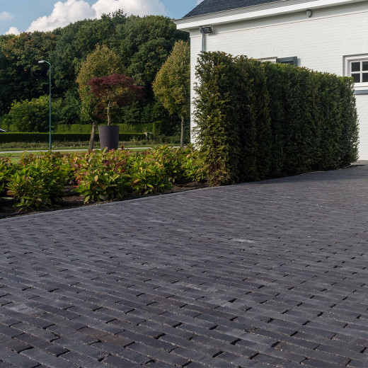 Carbona Antica Pflasterklinker aus Ton, in der Einfahrt