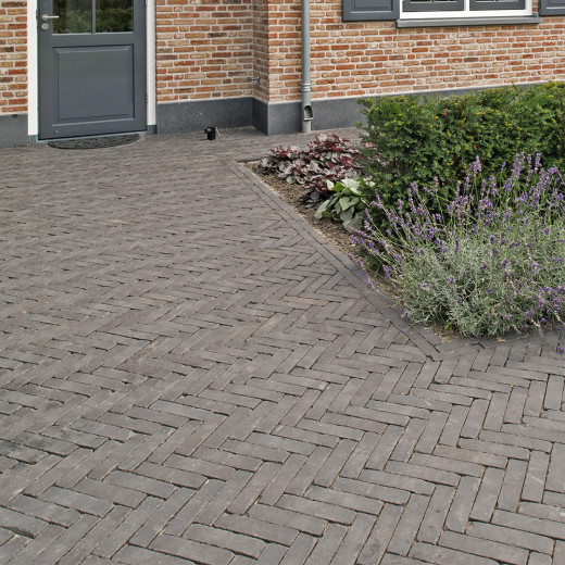 Carbona Antica Pflasterklinker verlegt im Hof im Fischgrätmuster