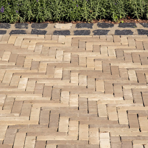 Gromo Antica Pflasterklinker aus Ton, gerumpelt, verlegt im Elenbogenverband