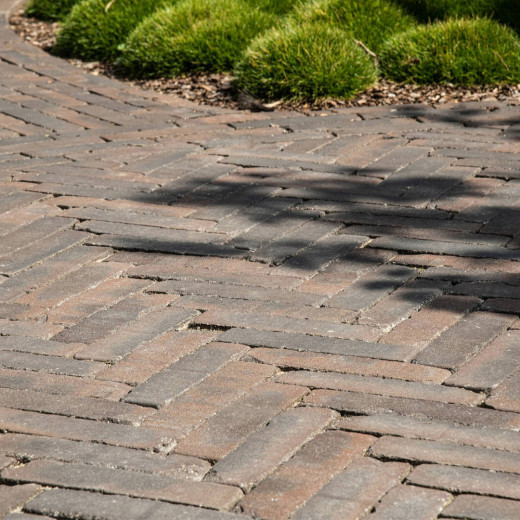 Iseo Antica Pflasterklinker aus Ton, gerumpelt, verlegt im Fischgrätverband