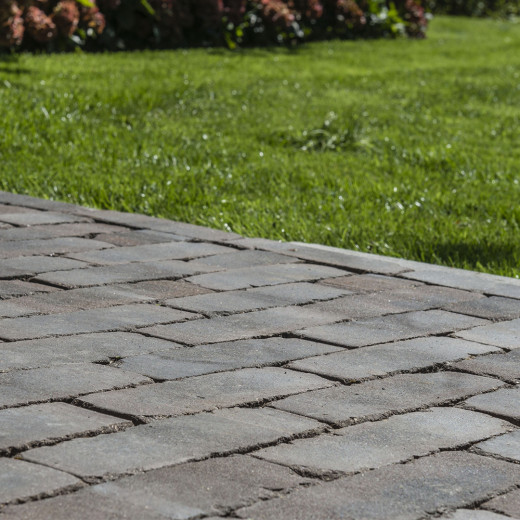 Iseo Antica Pflasterklinker verlegt als Gehweg mit Rasenkante