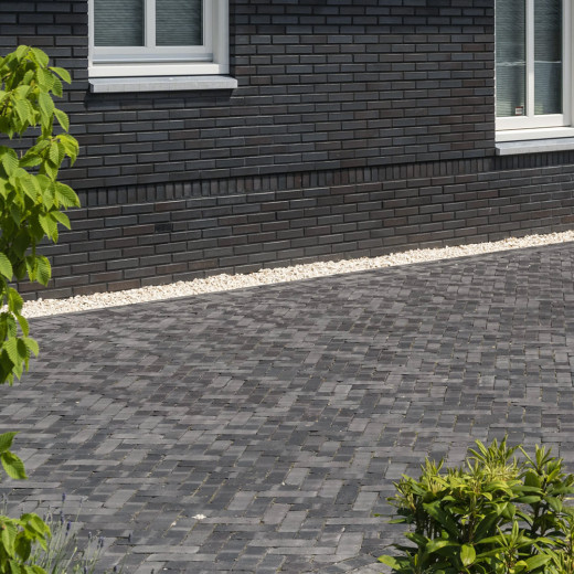 Lucca Antica Pflasterklinker, in der Einfahrt, verlegt im Fischgrätmuster