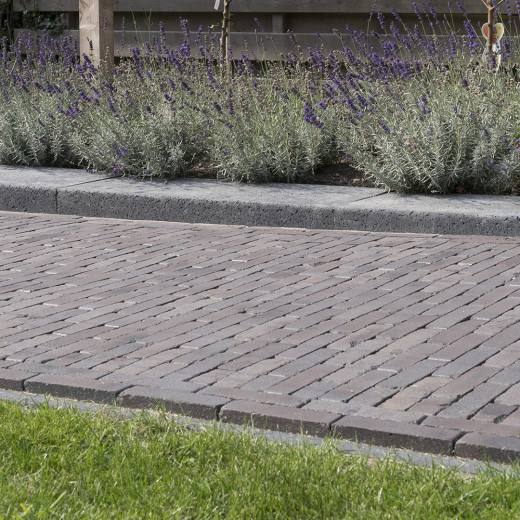 Lugano Antica Pflasterklinker verlegt als Gartenweg