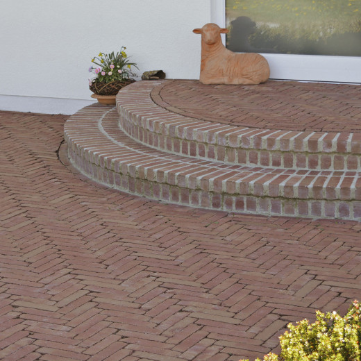 Roma Antica Pflasterklinker verlegt im Hof und als Podest mit Stufe