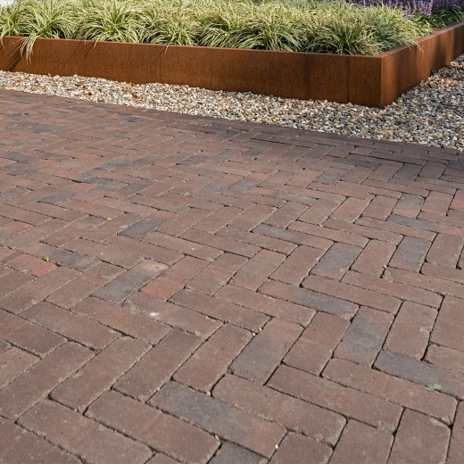 Vulcano Antica Pflasterklinker aus Ton, gerumpelt, verlegt im Fischgrätverband