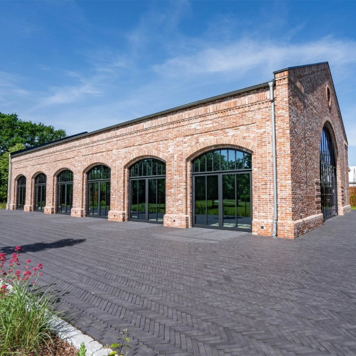 Milano O Liscio Pflasterklinker verlegt als Straßenbelag im Fischgrätverband