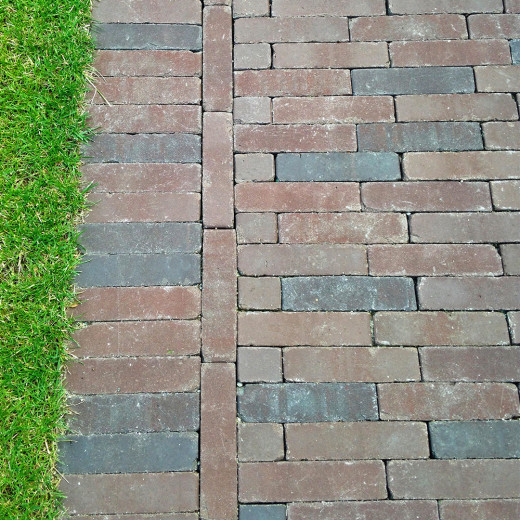 Bergamo Antica Pflasterklinker als Gehweg mit Rasenkante