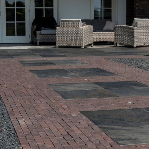 Bolzano Antica Pflasterklinker aus Ton, verlegt mit Terrassenplatten