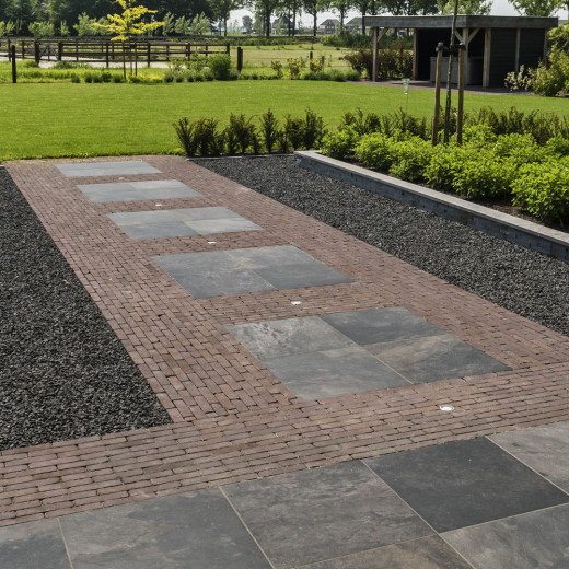 Bolzano Antica Pflasterklinker aus Ton, verlegt mit Terrassenplatten